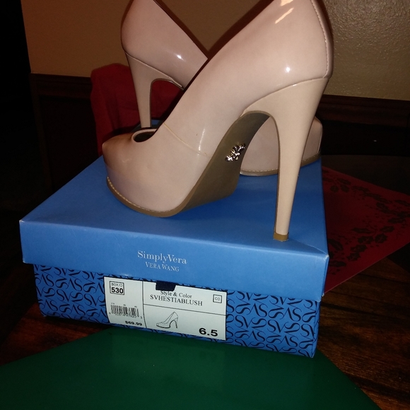 Vera Wang Shoes - Picture 3 of 3